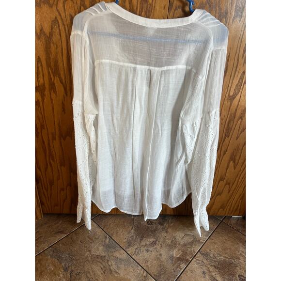 Flawless white pin tuck V neck with eyelet sleeves, woman's size M - Picture 8 of 9